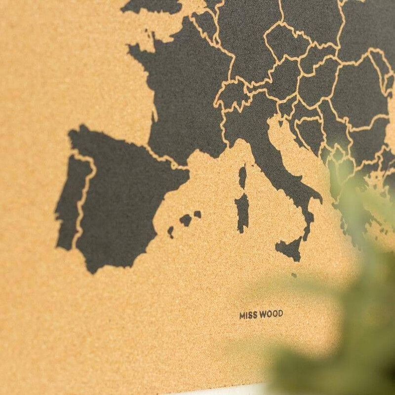 Carte des continents Miss Wood Woody Map Europe noir 90x60cm encadré