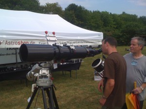 Omegon Apochromatischer Refraktor AP 150/1000 ED Triplet Carbon auf der Omegon pro Taurus GM 60 Montierung