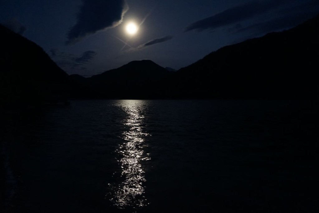 Mond über Bergen und See