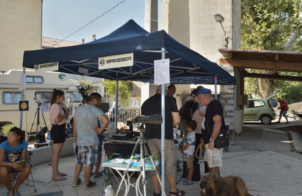 Vue des stands sur la place de la Libération durant les observations solaires du samedi