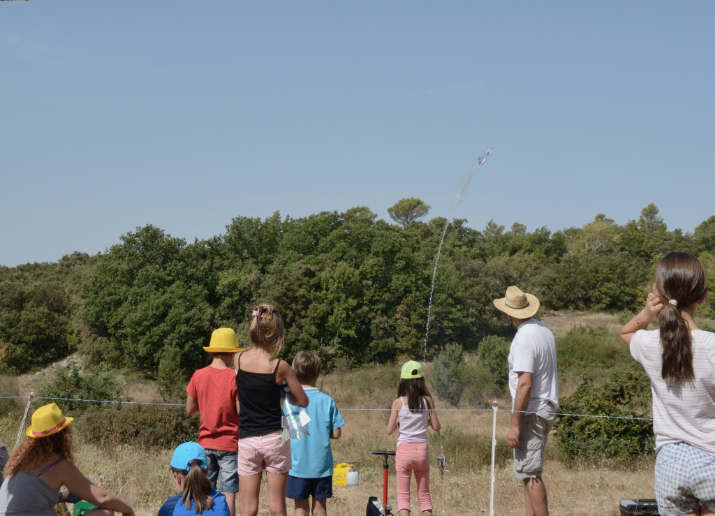 L'atelier de lancement de fusées à poudre et à eau animé par l'équipe du centre d'astronomie de Saint-Michel l'Observatoire (http://www.centre-astro.com/)