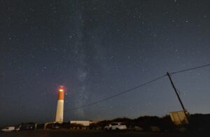 La Voie Lactée et le phare vers 2 heures