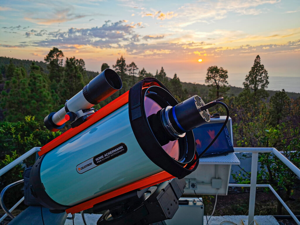 Bereit für die Nacht: Kamera, Heizband und Autoguider am Teleskop, Foto: Christoph Kaltseis